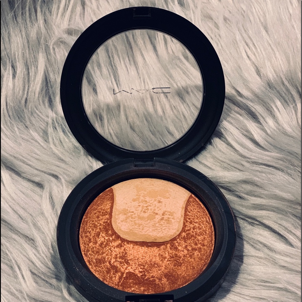 MAC- *LIMITED EDITION* “Perfectly Poised”